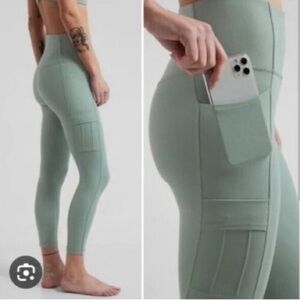 Athleta Salutation Stash Cargo 7/8 Tight in Minimalistic Grey